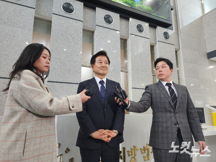 재판을 마치고 나온 정동영 의원. 김대한 기자