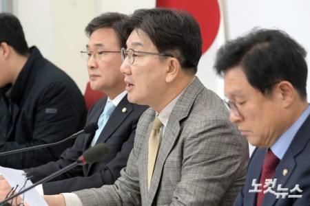 현안 관련 기자간담하는 권성동 원내대표