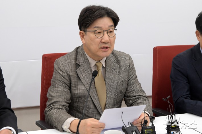 발언하는 권성동 원내대표