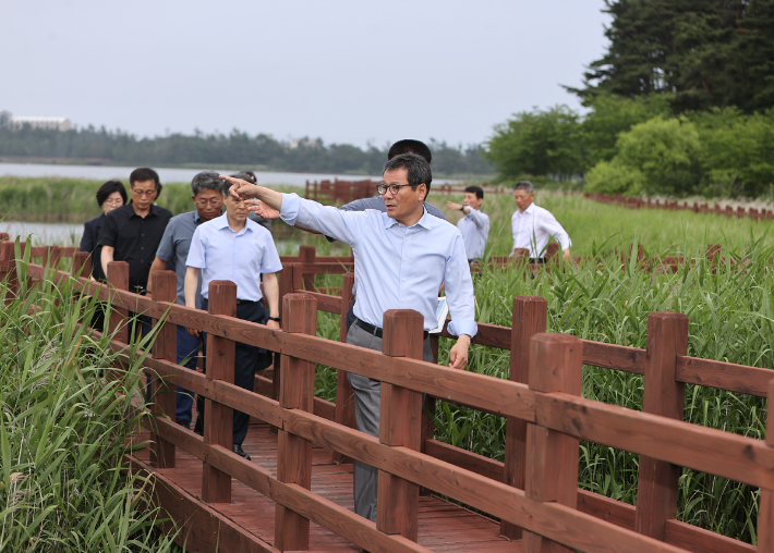 향호정원 조성예정지를 둘러보고 있는 김홍규 강릉시장. 강릉시 제공