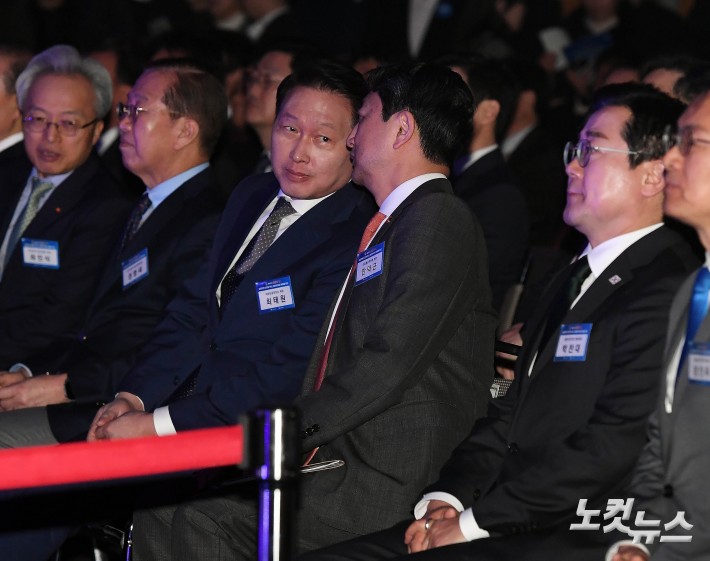 대화하는 최태원 회장-안덕근 장관