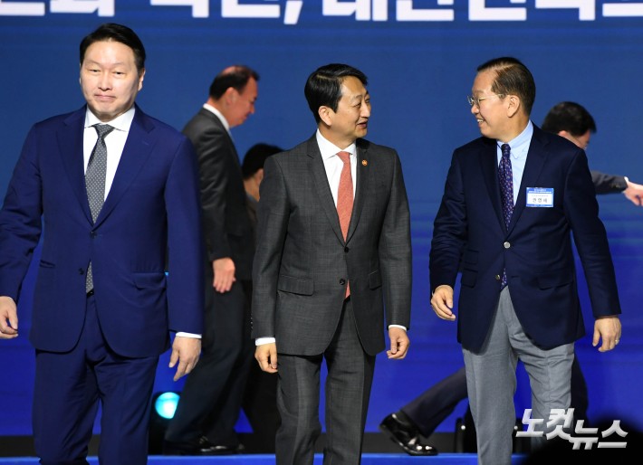 대화하는 안덕근-권영세