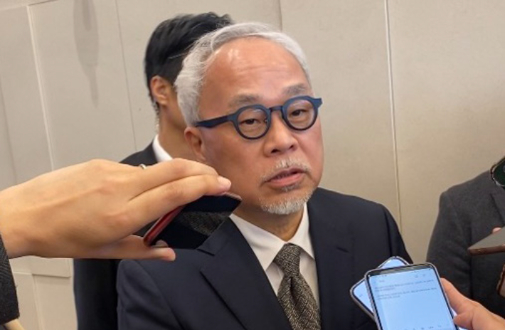 최주선 삼성SDI 대표이사 사장이 19일 정기 주주총회 이후 취재진을 만나 질문에 답하고 있다. 연합뉴스