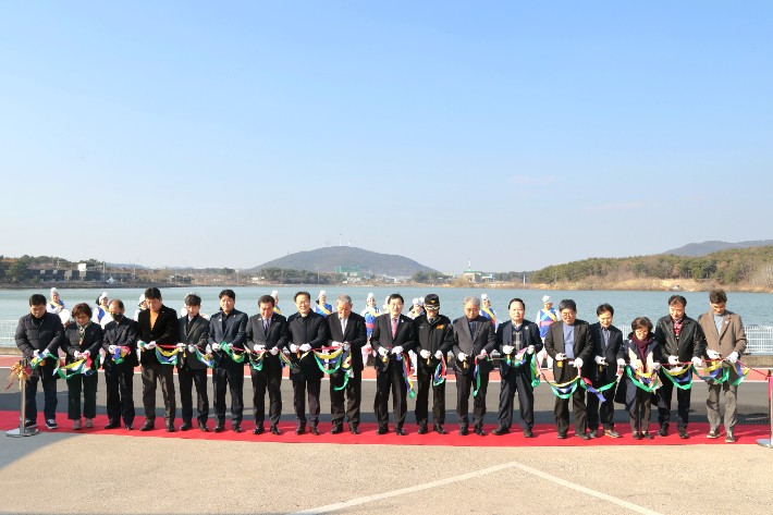주낙영 경주시장을 비롯해 경주시의회 임활 부의장, 시·도의원 등이 성지둘레길 준공식에 참석해 테이프 커팅을 하고 있다. 경주시 제공