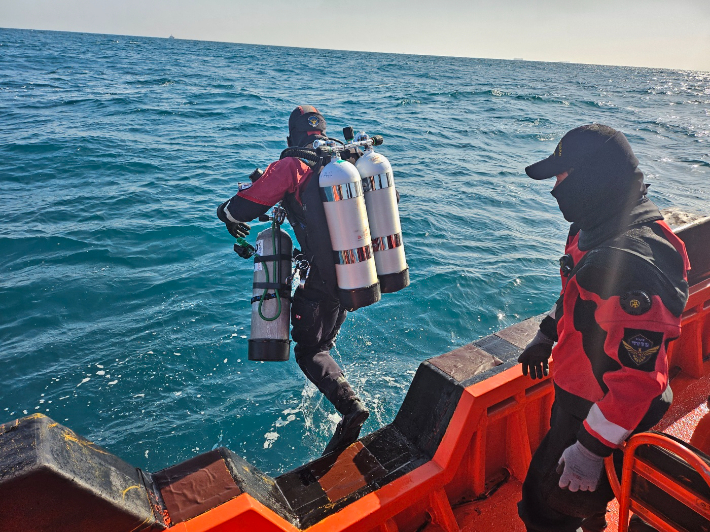 해양경찰 중앙해양특수구조단 수중수색대원이 서경호 침몰 위치에서 심해 수중수색을 위해 입수하고 있다. 여수해경 제공