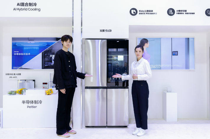 삼성전자가 중국 최대 가전 전시회 'AWE(Appliance & Electronics World Expo) 2025'에 참가해 '비스포크 AI 패밀리허브' 냉장고 등 다양한 비스포크 AI(인공지능)가전을 전시한다. 삼성전자 제공