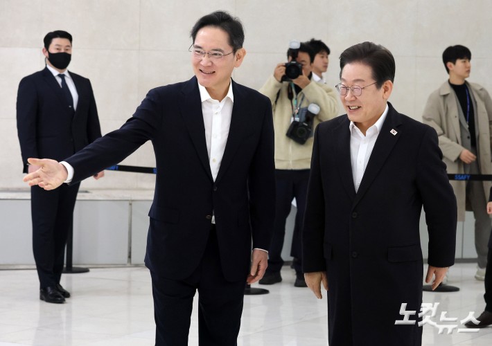 이재명 더불어민주당 대표(오른쪽)와 이재용 삼성전자 회장이 20일 서울 강남구 역삼동 삼성 청년 소프트웨어 아카데미(SSAFY)에서 열린 