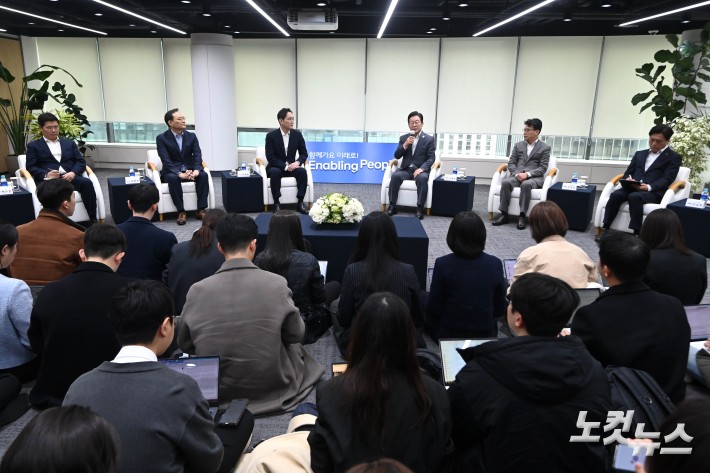 이재명 더불어민주당 대표와 이재용 삼성전자 회장이 20일 오전 서울 강남구 사피(SSAFY·삼성청년소프트웨어)아카데미에서 환담을 나누고 있다.