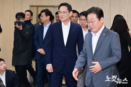 이재명 더불어민주당 대표와 이재용 삼성전자 회장이 20일 오전 서울 강남구 사피(SSAFY·삼성청년소프트웨어)아카데미에서 환담을 나누기 위해 이동하고 있다.