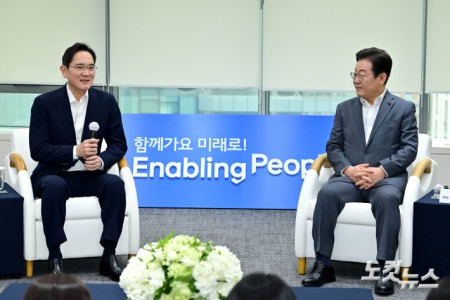 이재명 더불어민주당 대표와 이재용 삼성전자 회장이 20일 오전 서울 강남구 사피(SSAFY·삼성청년소프트웨어)아카데미에서 환담을 나누고 있다.