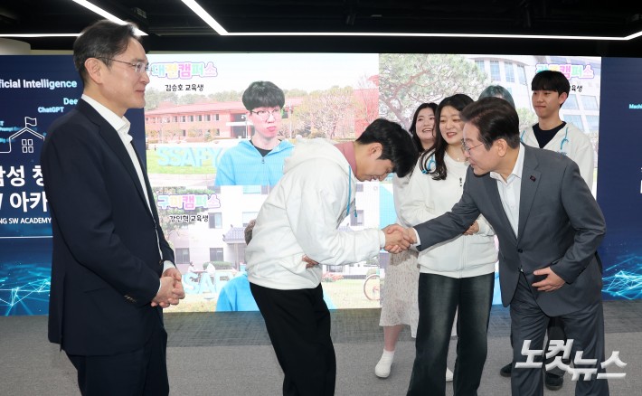 이재명 더불어민주당 대표와 이재용 삼성전자 회장이 20일 서울 강남구 멀티캠퍼스 역삼 SSAFY 서울캠퍼스에서 교육생들과 간담회를 마치고 악수를 하고 있다.