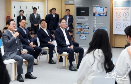 이재명 더불어민주당 대표와 이재용 삼성전자 회장이 20일 서울 강남구 멀티캠퍼스 역삼 SSAFY 서울캠퍼스에서 교육생들과 간담회를 하고 있다.