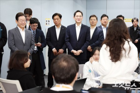 이재명 더불어민주당 대표와 이재용 삼성전자 회장이 20일 오전 서울 강남구 역삼동 삼성 청년 소프트웨어 아카데미(SSAFY)에서 열린 