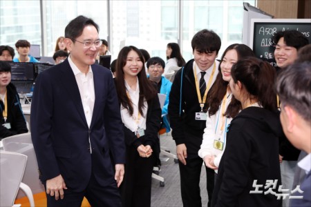 이재용 삼성전자 회장이 20일 오전 서울 강남구 역삼동 삼성 청년 소프트웨어 아카데미(SSAFY)에서 열린 