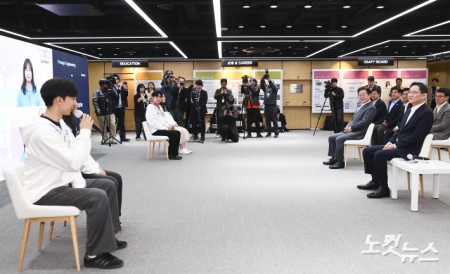 현장 간담회하는 이재명 민주당 대표