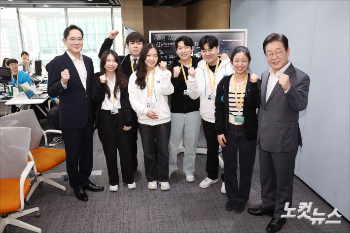 이재명 더불어민주당 대표와 이재용 삼성전자 회장이 20일 오전 서울 강남구 역삼동 삼성 청년 소프트웨어 아카데미(SSAFY)에서 열린 