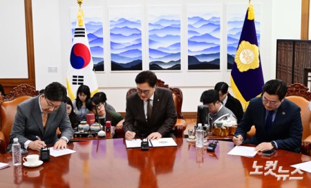 국민연금 개혁안에 서명하는 여야