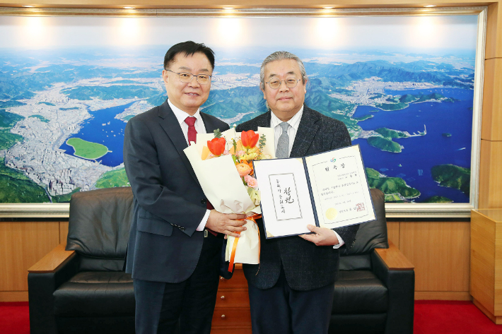 제3대 총괄건축가로 위촉된 경상국립대학교 건축학과 고성룡 명예교수(사진 오른쪽)과 홍남표 창원시장. 창원시 제공
