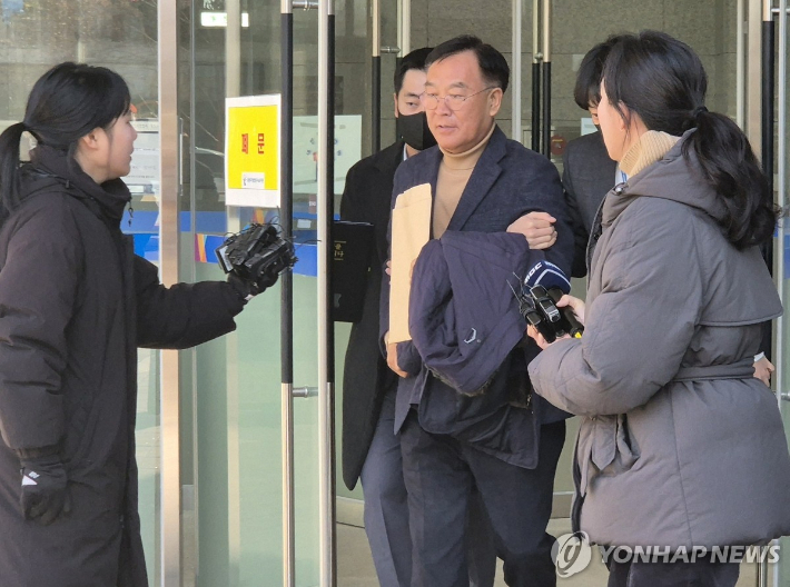 "합의 하에 성관계" vs "저항 불가"…김진하 양양군수 재판서 주장 엇갈려