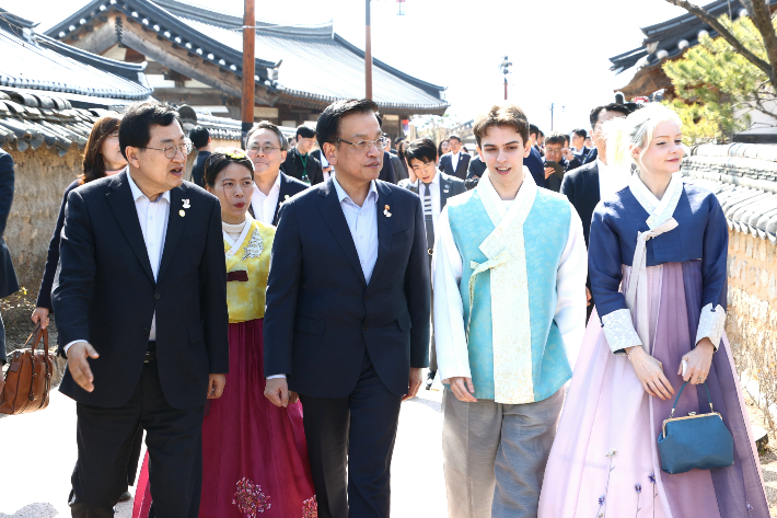 주낙영 경주시장이 최상목 대통령 권한대행과 함께 교촌한옥마을을 둘러보고 있다. 경주시 제공