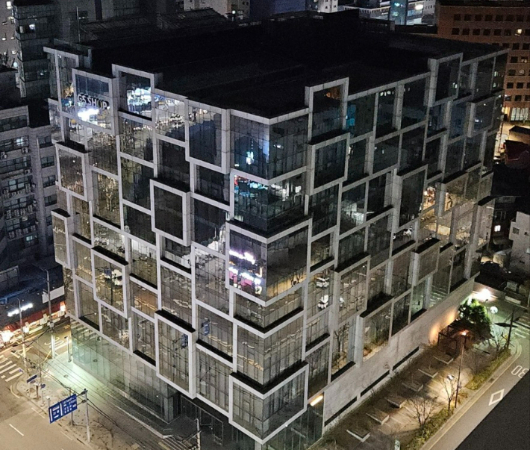 2024 어스아워 행사에 참여해 1시간 동안 소등한 강서 N타워 전경. GS리테일 제공