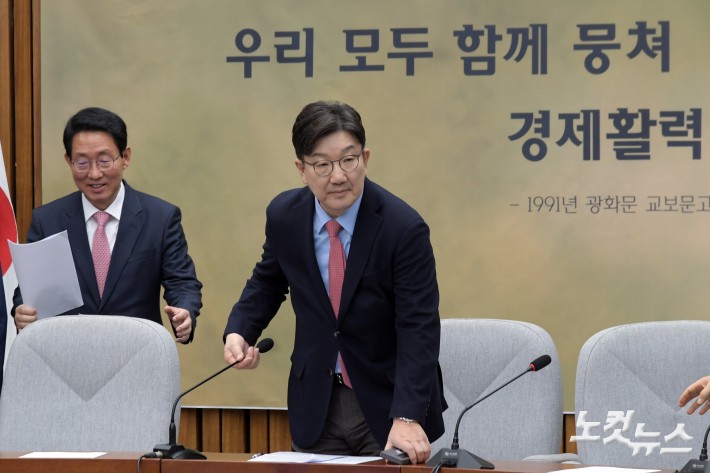 원내대책회의 참석하는 권성동 원내대표