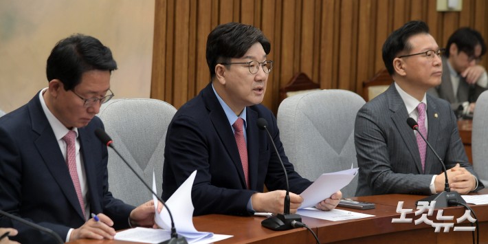 국민의힘 권성동 원내대표가 21일 서울 여의도 국회에서 열린 원내대책회의에서 발언을 하고 있다.