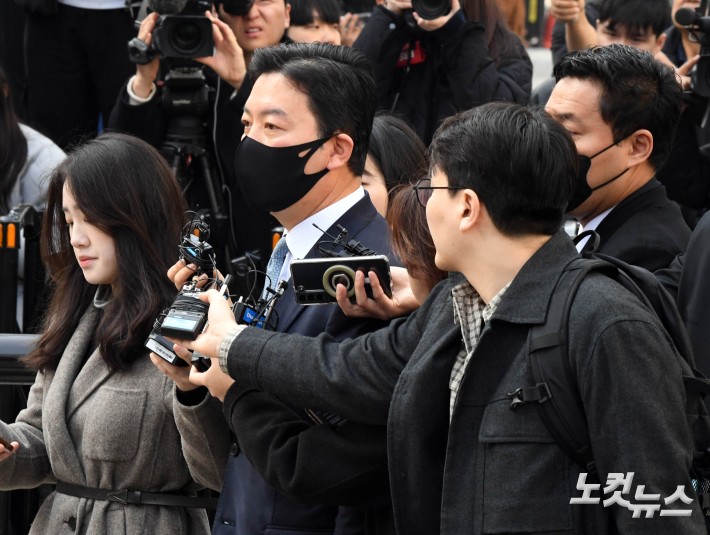 취재진 질문에 답하는 김성훈 경호차장