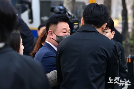 취재진 바라보는 이광우 경호본부장