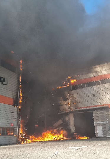 경주 외동 자동차부품공장 화재. 경주소방서 제공