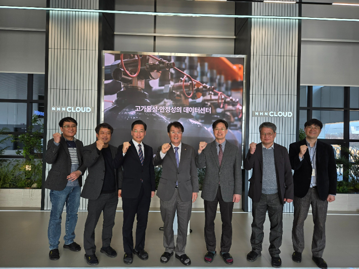 20일 광주 북구 AI데이터센터에서 오상진 AI사업단장, 유종필 창업진흥원장 등이 AI 창업 생태계 활성화를 위해 파이팅을 외치고 있다. AI사업단 