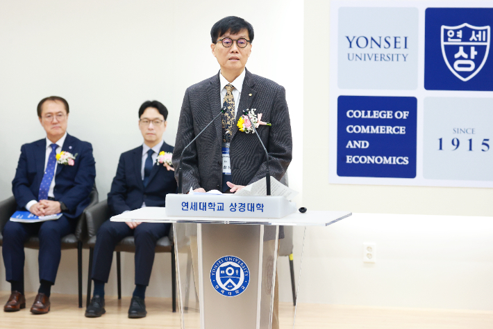 이창용 한국은행 총재가 21일 오전 서울 서대문구 연세대학교 대우관에서 '이민, 북한이탈주민, 그리고 대한민국의 미래'를 주제로 열린 인구와 인재 연구원 개원 기념 콘퍼런스에서 축사를 하고 있다. 연합뉴스