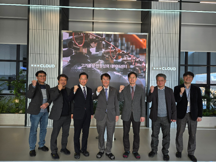 20일 광주 북구 AI데이터센터에서 오상진 AI사업단장, 유종필 창업진흥원장 등이 AI 창업 생태계 활성화를 위해 파이팅을 외치고 있다. AI사업단 제공