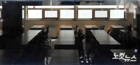 의대생 집단 유급·제적 초읽기..불꺼진 의대 강의실