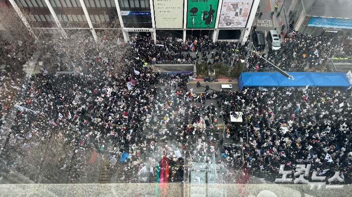 지난 2월 15일 오후 광주 동구 금남로 5·18민주화운동 기록관 앞에 윤석열 대통령을 지지하고 탄핵을 반대하는 시민 수만 명이 모여 집회에 참석했다. 김수진 기자