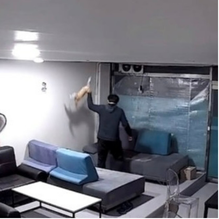 지난해 10월 6일 부산 사하구 한 사무실에서 30대 남성 A씨가 새끼 고양이를 학대하고 있는 모습. 부산동물사랑길고양이보호연대 제공