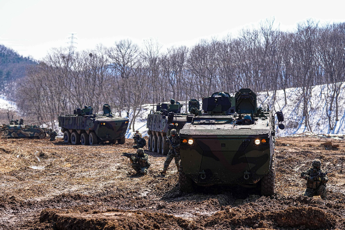 한미 해병대 장병들이 제병협동훈련 간 K808을 이용한 공격작전을 수행하고 있다. 해병대 제공