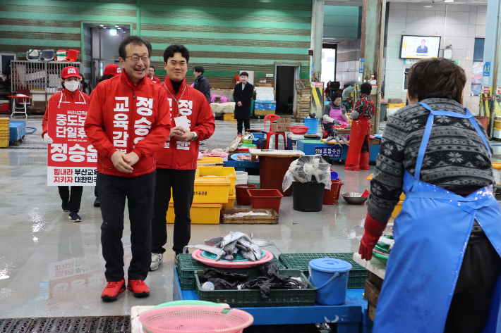 정승윤 후보가 선거운동을 하고 있다. 후보 측 제공