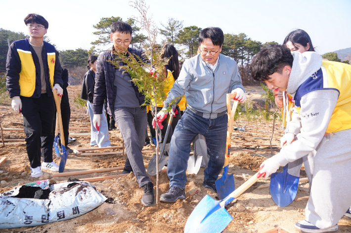 강기정 광주광역시장이 제80회 식목일을 앞두고 21일 광주시 지방정원 제1호 광주호호수생태원에서 자원봉사자 및 직원들과 나무를 심고 있다. 광주광역시 제공 