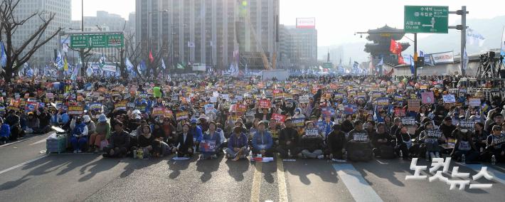 경복궁 앞에 모인 탄핵 촉구 목소리