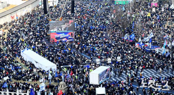 尹 탄핵 촉구하는 시민들