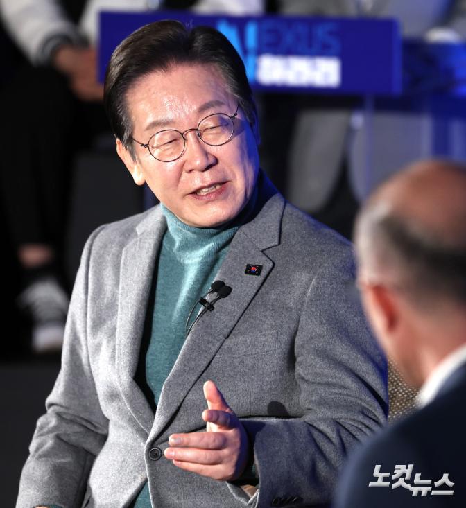 유발 하라리와 대담하는 이재명 대표