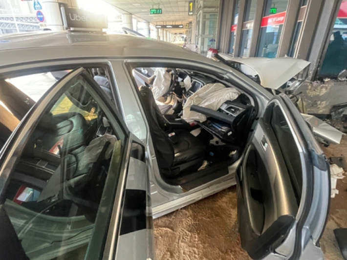 김해공항 청사로 돌진한 택시 차량. 부산소방재난본부 제공