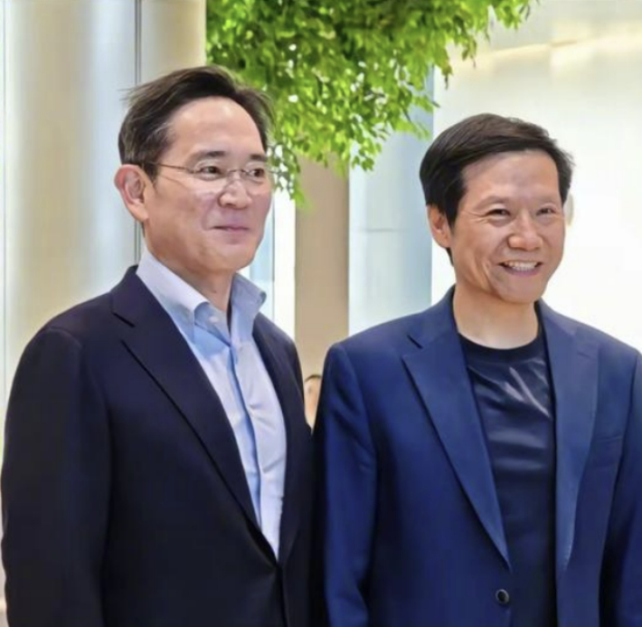 이재용 삼성전자 회장(왼쪽)이 22일 레이 쥔 샤오미 회장을 샤오미 전기차 공장에서 만나 기념사진을 촬영하고 있다. 중국 샤오미 웨이보 캡처