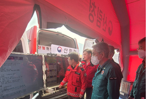 23일 산청 산불 현장에 박종훈 경남교육감이 있다. 경남교육청 제공