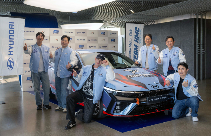 (왼쪽부터 반시계 방향으로) 방송인 양상국 씨, TEAM HMC 레이싱팀 김주현 단장, 인플루언서 플로리안 씨, 현대차 국내미디어커뮤니케이션팀 김재형 팀장, 현대차 국내상품마케팅사업부장 조원상 상무, 현대차 국내마케팅실장 이철민 상무. 현대차 제공