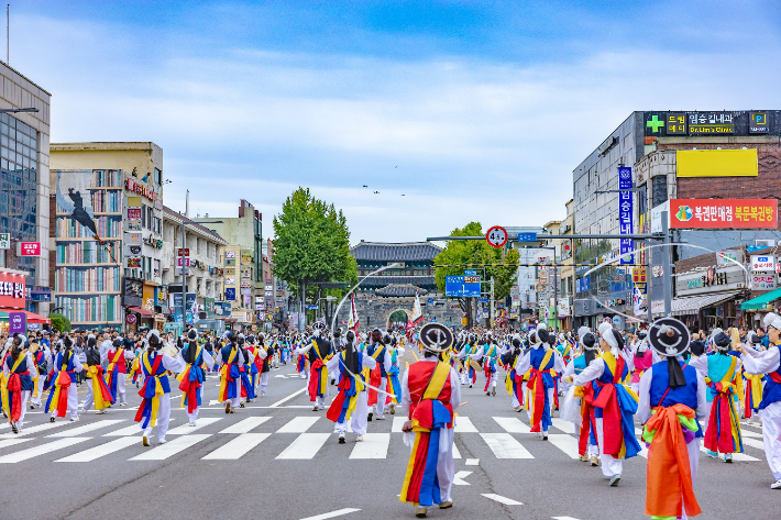 수원화성 일대 정조대왕능행차 재연. 수원특례시 제공