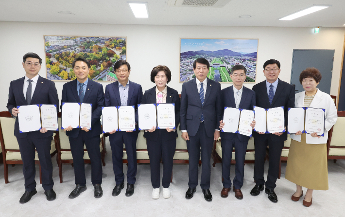 24일 전주시의회 2024회계연도 결산 검사위원들이 위촉장 전달식에서 기념촬영을 하고 있다. 전주시의회 제공