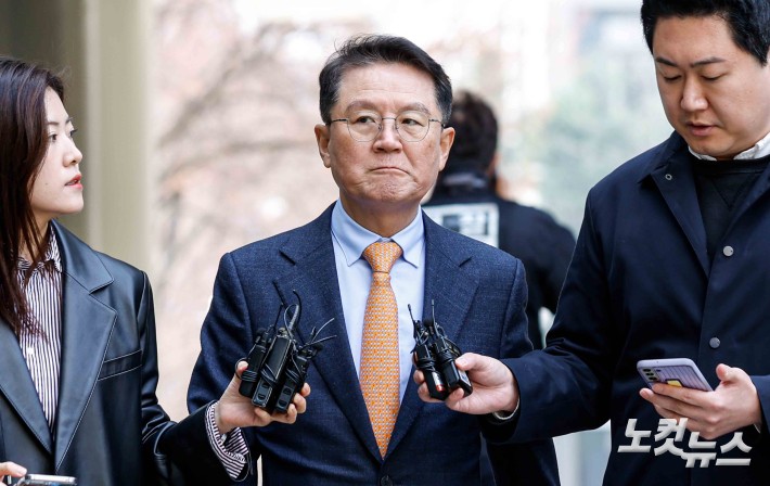 질문에 답하는 尹측 윤갑근 변호사