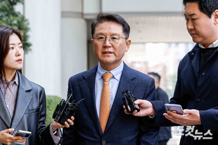 취재진 앞에 선 윤갑근 변호사